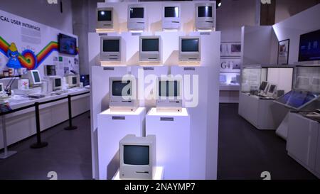 Warschau, Polen. 10. Februar 2023 Im Apple Museum. Macintosh-Pyramide. Stockfoto