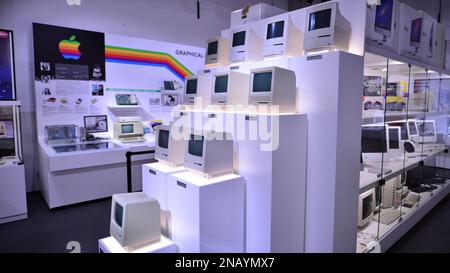 Warschau, Polen. 10. Februar 2023 Im Apple Museum. Macintosh-Pyramide. Stockfoto