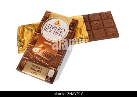 Alba, Italien - 13. Februar 2023: Ferrero-Rocher-Riegel mit Schokoriegel und Haselnüssen in goldenem Papier isoliert auf weißem Boden, Schnittpfad inklusive Stockfoto