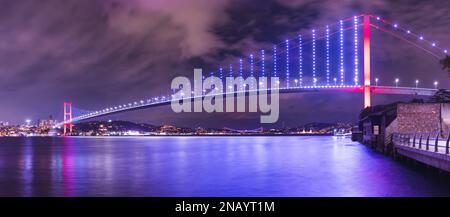 Panorama-Langaufnahme der Martyrs-Brücke vom 15. Juli (Türkisch: 15 Temmus Sehitler Koprusu) in der parlamentsnacht blaue Stunde wolkiger Himmel in Istanbul, Türkei. Stockfoto