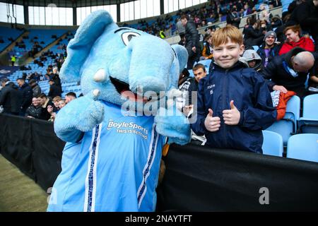 Das Coventry City Maskottchen Sky Blue Sam posiert während des Sky Bet Championship-Spiels in der Coventry Building Society Arena in Coventry zur Halbzeit für ein Foto mit einem Fan. Foto: Samstag, 11. Februar 2023. Stockfoto