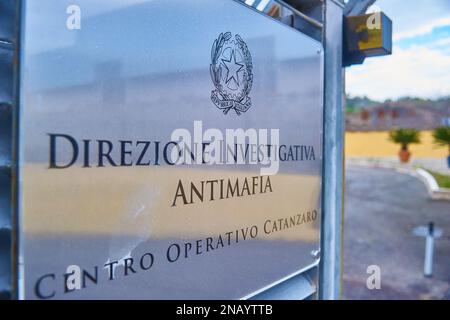 Catanzaro, Italien. 13. Februar 2023. Anti-Mafia-Untersuchungsdirektion Catanzaro Operations Center während des italienischen Innenministers Matteo Piantedosi eröffnet ein neues DIA-Zentrum in Catanzaro, Nachrichten in Catanzaro, Italien, Februar 13 2023 Kredit: Independent Photo Agency/Alamy Live News Stockfoto