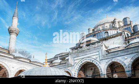 Ein Bild der beyazit camii Moschee in Istanbul vom Innenhof bei Sonnenuntergang. Stockfoto