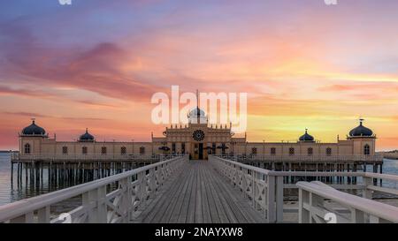 VARBERG, SCHWEDEN - 03. SEPTEMBER 2017: Das Badehaus-Kurbad an der Küste der Kleinstadt. Stockfoto