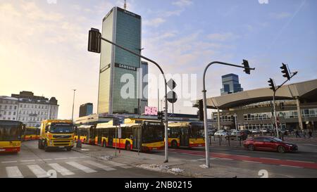 Warschau, Polen. 10. Februar 2023 Winterstraße einer Großstadt. Der Straßenverkehr in der Innenstadt von Warschau. Stockfoto