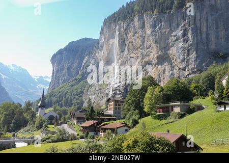 Blick auf das ganze Dorf Lauterbrunnen vom Schweizer Zug zum Mannlichen. Schauplatz eines Wasserfalls aus der Schweizer Alpen. Sommer in der Schweiz Stockfoto