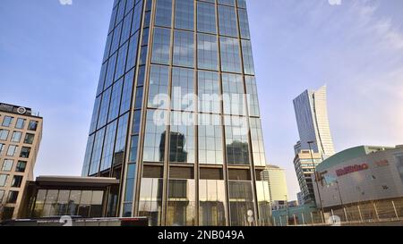 Warschau, Polen. 10. Februar 2023 Das Bürogebäude von Varso Place. Fassadentextur eines verspiegelten Bürogebäudes aus Glas. Stockfoto