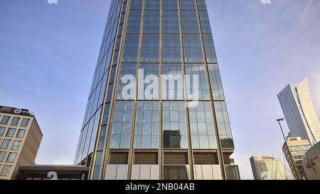 Warschau, Polen. 10. Februar 2023 Das Bürogebäude von Varso Place. Fassadentextur eines verspiegelten Bürogebäudes aus Glas. Stockfoto