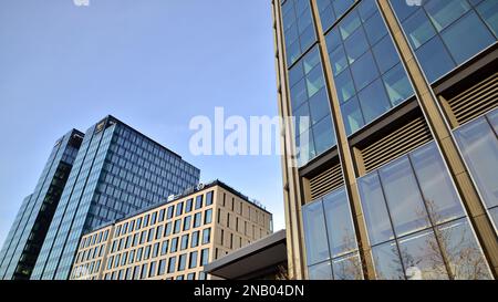 Warschau, Polen. 10. Februar 2023 Das Bürogebäude von Varso Place. Fassadentextur eines verspiegelten Bürogebäudes aus Glas. Stockfoto