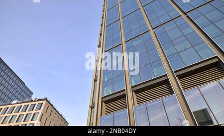 Warschau, Polen. 10. Februar 2023 Das Bürogebäude von Varso Place. Fassadentextur eines verspiegelten Bürogebäudes aus Glas. Stockfoto