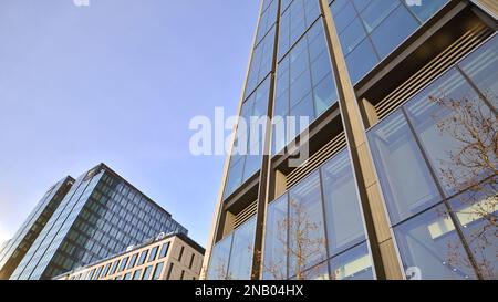 Warschau, Polen. 10. Februar 2023 Das Bürogebäude von Varso Place. Fassadentextur eines verspiegelten Bürogebäudes aus Glas. Stockfoto