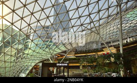 Warschau, Polen. 10. Februar 2023 Das Innere des Einkaufszentrums Golden Terraces. Stockfoto