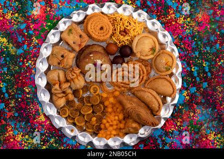 Verschiedene Indische Mithai Jalebi, Jilebi, Zalebi, Gujiya, Gujia, Karanji, Pedakiya, Basundi, Gughra, Chandrakala Und Farbenfrohes Herbal Holi Color Powder Gu Stockfoto