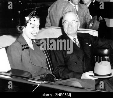 Prinzessin Elizabeth (links) aus England und Präsident Harry S. Truman fahren am 31. Oktober 1951 in der Limousine des Chief Executive vom Militärflughafen des Washington National Airport in Arlington, Virginia, zum Blair House. (USA) Stockfoto