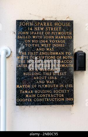 Eine Plakette auf dem John Sparke House in New Street, Plymouth, Devon, Großbritannien. Er war Kaufmann und Bürgermeister und segelte 1564 nach Westindien. Stockfoto