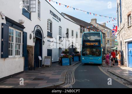 Der blaue Bus zum Barbican und West Hoe fährt an der Plymouth Gin Destillery in der Southside Street in Plymouth, Devon, Großbritannien vorbei. Stockfoto