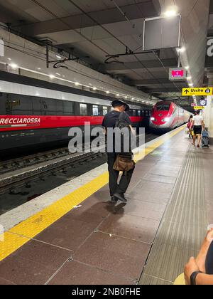 Ein Passagier geht auf einem Bahnsteig am Hauptbahnhof Bologna in Bologna, Italien. Italiens fünfthäufigster Bahnhof bietet effiziente Verbindungen Stockfoto