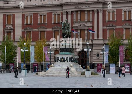 Statue von Prinz Michael auf dem Platz der Republik in Belgrad, vor dem Gebäude des Nationalmuseums Stockfoto