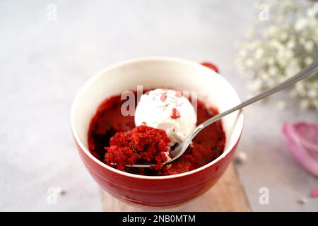 Hausgemachter roter Samtbecher Kuchen   schnelles Valentinstag-Dessert, selektiver Fokus Stockfoto