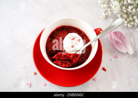 Hausgemachter roter Samtbecher Kuchen   schnelles Valentinstag-Dessert, selektiver Fokus Stockfoto