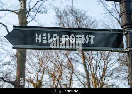 Ein Schild im Leazes Park in der Stadt Newcastle upon Tyne, Großbritannien, weist auf einen Hilfepunkt hin, der mit einem Kontrollraum im Rahmen einer Initiative „Safer Streets“ verbunden ist. Stockfoto