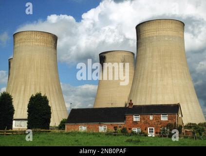 Mächtige Kühltürme zwergen ein Bauernhaus in Ratcliffe-on-Soar in Nottinghamshire Stockfoto