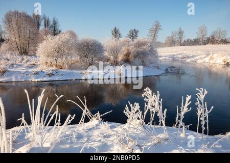 Lyna River in der Winterszene, Polen Stockfoto