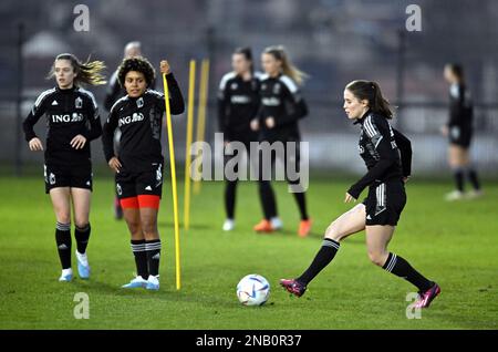 Illustration Foto, aufgenommen während einer Trainingseinheit der belgischen nationalen Frauenfußballmannschaft The Red Flames, in Tubize, Montag, 13. Februar 2023. Die Red Flames nehmen vom 16. Bis 22. Februar 2023 am Arnold Clark Cup Teil, einem einladenden Fußballturnier der Frauenvereinigung. BELGA FOTO ERIC LALMAND Stockfoto