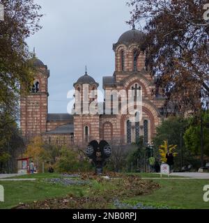 Denkmal für Kinder, die Opfer der NATO-Aggression geworden sind, im Tasmajdan-Park in Belgrad, orthodoxe Kirche Saint Mark im Hintergrund Stockfoto