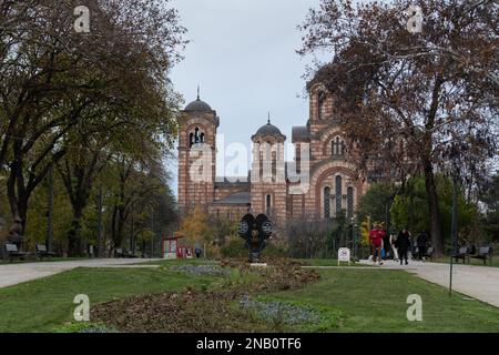 Denkmal für Kinder, die Opfer der NATO-Aggression geworden sind, im Tasmajdan-Park in Belgrad, orthodoxe Kirche Saint Mark im Hintergrund Stockfoto