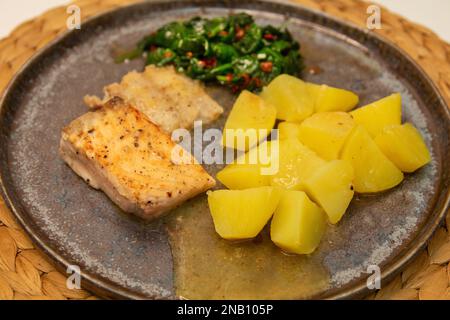 Gesunder Omega-3-reicher Lachs, nährstoffreicher Spinat, klassische salzige Kartoffeln auf einem Tisch Stockfoto