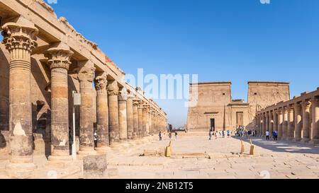 Assuan, Ägypten; 7. Februar 2023 - Blick auf den Eingang zum Philae-Tempel in Assuan. Stockfoto