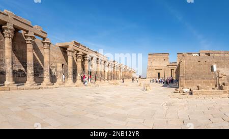 Assuan, Ägypten; 7. Februar 2023 - Blick auf den Eingang zum Philae-Tempel in Assuan. Stockfoto