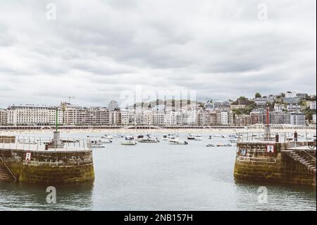 Donostia-San Sebastián, Baskenland, Spanien. Landschaft am Stadtstrand Stockfoto