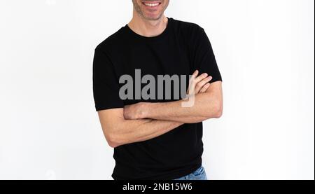 Hübsches männliches Model posiert in einem schwarzen T-Shirt, lächelt und sieht glücklich aus. Schwarzes Modell. Stockfoto