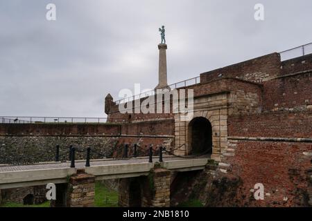 Belgrader Park Kalemegdan mit Victor Statue und Königstor, berühmte mittelalterliche Festung Stockfoto