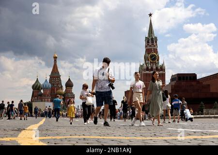 Im Sommer laufen viele Leute auf dem Roten Platz in Moskau. Blick auf die St. Basilius Kathedrale und Touristen Stockfoto