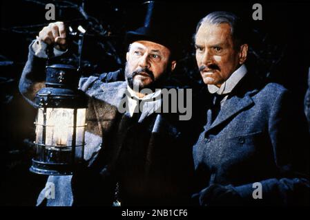 DONALD PLEASANCE als Dr. Jack Seward und LAURENCE OLIVIER als Professor Abraham Van Helsing in DRACULA 1979 Regisseur JOHN BADHAM Roman Bram Stoker spielen Hamilton Deane und John L. Balderston Drehbuch W.D. Musik von Richter John Williams Kostümdesign Julie Harris Universal Pictures Stockfoto