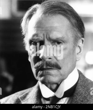 LAURENCE OLIVIER als Professor Abraham Van Helsing in DRACULA 1979 Regisseur JOHN BADHAM Roman Bram Stoker spielen Hamilton Deane und John L. Balderston Drehbuch W.D. Musik von Richter John Williams Kostümdesign Julie Harris Universal Pictures Stockfoto