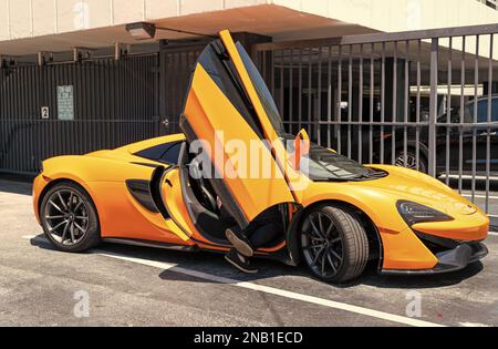 Miami Beach, Florida USA - 14. April 2021: Gelber McLaren P1 2012, Seitenansicht. Luxus-Hypercar Stockfoto