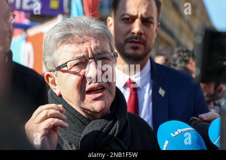 Marseille, Frankreich. 11. Februar 2023. Jean-Luc Mélenchon, Vorsitzender der LFI-Partei (La France Insoumise), spricht am 4. Tag der Demonstration gegen die Rentenreform in Marseille zur Presse. Jean-Luc Mélenchon, Parteivorsitzender der LFI, nahm am vierten Tag des Vorgehens gegen die von der französischen Regierung angestrebte Rentenreform Teil, mit der das Rentenalter von 62 auf 64 Jahre angehoben werden sollte. (Foto: Denis Thaust/SOPA Images/Sipa USA) Guthaben: SIPA USA/Alamy Live News Stockfoto