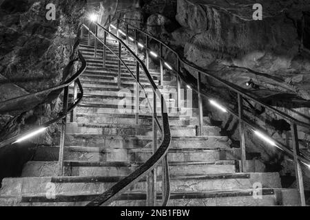 Eine beleuchtete Treppe in der Goughs Cave in Cheddar in Somerset Stockfoto