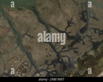 Wasserwege in den sumpfigen Gegenden rund um Bosham, Chichester Harbour, schaffen interessante Muster. Stockfoto