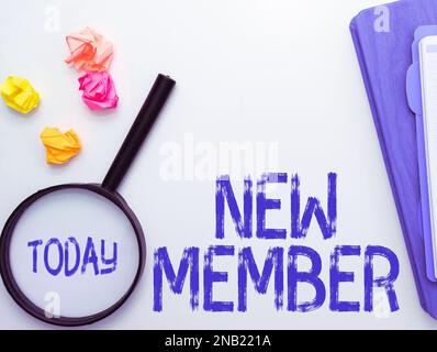 Schild mit der Anzeige "Neues Mitglied". Wort über die Rekrutierung von Mitarbeitern in Unternehmen oder Team Geburt eines neuen Kindes Stockfoto
