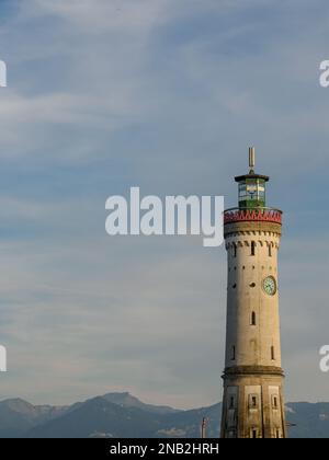 Eine vertikale Aufnahme des Lindau Leuchtturms am Bodensee in Lindau, Deutschland, Stockfoto