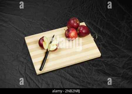 Apfelscheiben mit Messer auf dem Schneidebrett Stockfoto