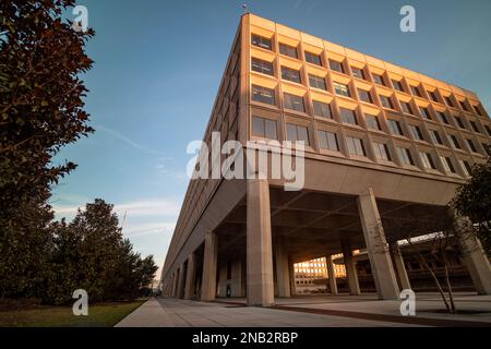 Die goldene Stunde im James V. Forrestal Building, dem Hauptsitz des United States Department of Energy, in Downtown Washington, DC bei Sonnenuntergang. Stockfoto