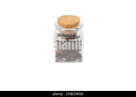 Trockener Hibiskus-Tee in einem Glasgefäß, isoliert auf weißem Hintergrund. Kräuter. Kräutertee. Lebensmittelzutat. Stockfoto