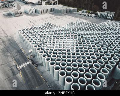 Riesige Betonrohre in Reihen gestapelt, Luftaufnahme Stockfoto