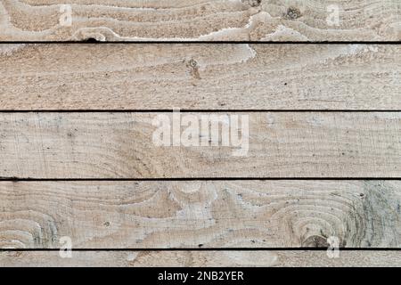 Alte ungefärbte Holzwand aus rauen Dielen, Nahaufnahme, Vorderansicht, Hintergrundstruktur Stockfoto